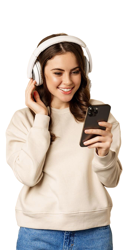 hermosa mujer joven mirando video telefono inteligente escuchando musica auriculares pie casual